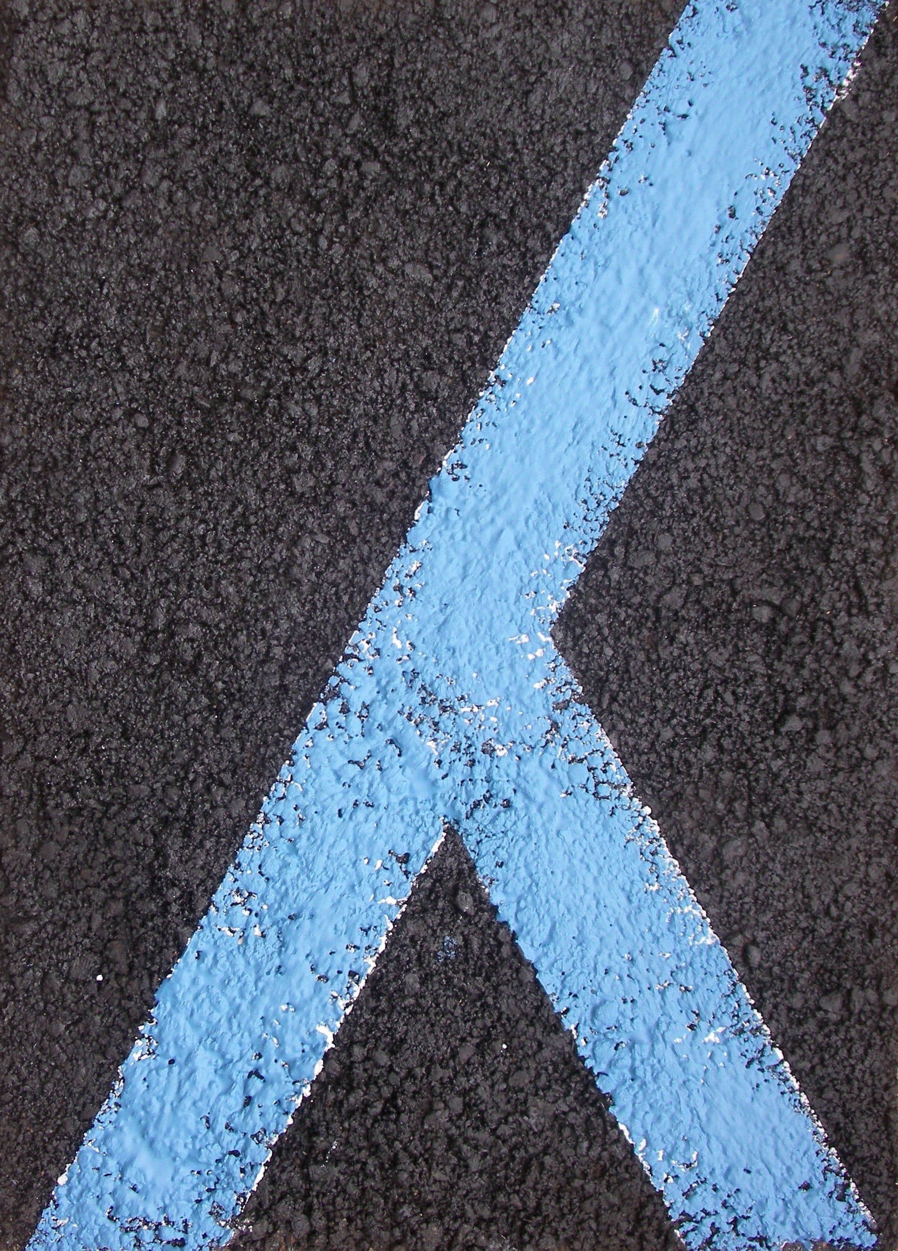 Lariustreet-blu_2013__enamel-road-on-asphalt_cm-90-x-cm-64 (1)